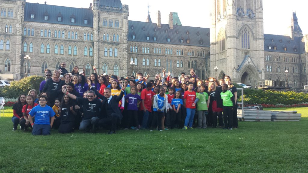 alexander-shelley-with-orkidstra-at-one-young-world-opening-ceremonies-in-ottawa-photo-by-keith-maddocks